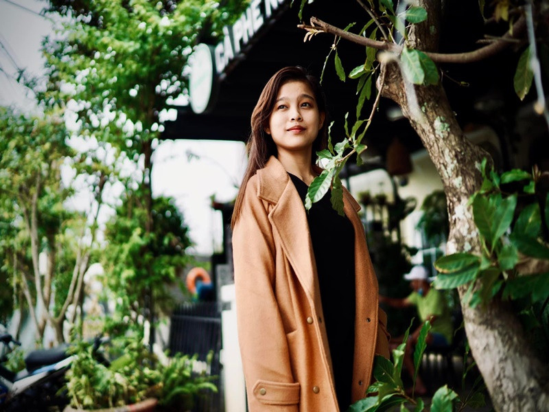 Hồi đầu tháng 12, Tuyết Nhung tỏ ra rất bức xúc vì bị đồn bất hiếu với ba mẹ ruột. "Để đây cho ai thắc mắc hay tạo nghiệp nói là em không trả hiếu, bất hiếu với ba mẹ ruột của mình, rồi ba mẹ ruột mình không lo... Mọi người có thể nói em sao cũng được, em xem như hạt cát thôi. Còn khi mọi người xúc phạm với gia đình em, em sẵn lòng với mọi người hết đó. Mình sống cho gia đình mình và mình vừa lòng là được rồi, việc đâu phải vừa lòng hết mọi người nhỉ?", Tuyết Nhung đáp trả. Ảnh: FB Tuyết Nhung