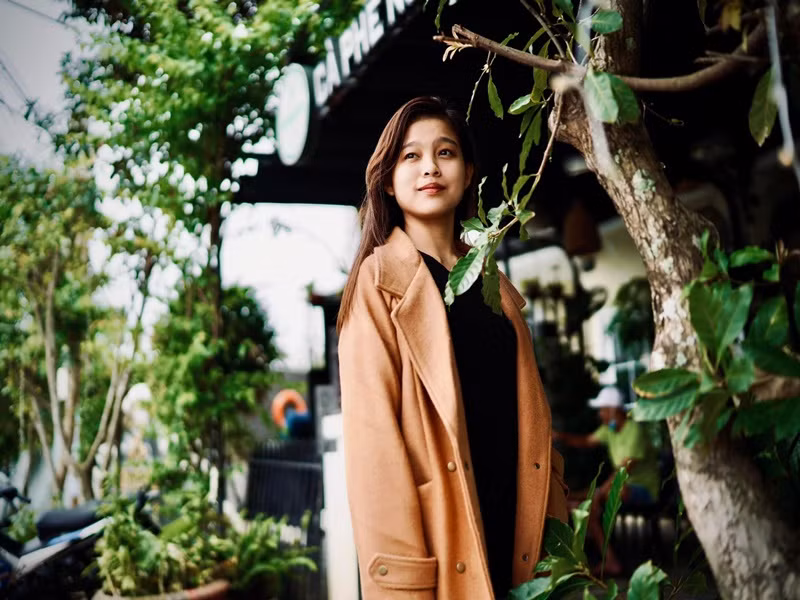 Hồi đầu tháng 12, Tuyết Nhung tỏ ra rất bức xúc vì bị đồn bất hiếu với ba mẹ ruột. "Để đây cho ai thắc mắc hay tạo nghiệp nói là em không trả hiếu, bất hiếu với ba mẹ ruột của mình, rồi ba mẹ ruột mình không lo... Mọi người có thể nói em sao cũng được, em xem như hạt cát thôi. Còn khi mọi người xúc phạm với gia đình em, em sẵn lòng với mọi người hết đó. Mình sống cho gia đình mình và mình vừa lòng là được rồi, việc đâu phải vừa lòng hết mọi người nhỉ?", Tuyết Nhung đáp trả. Ảnh: FB Tuyết Nhung