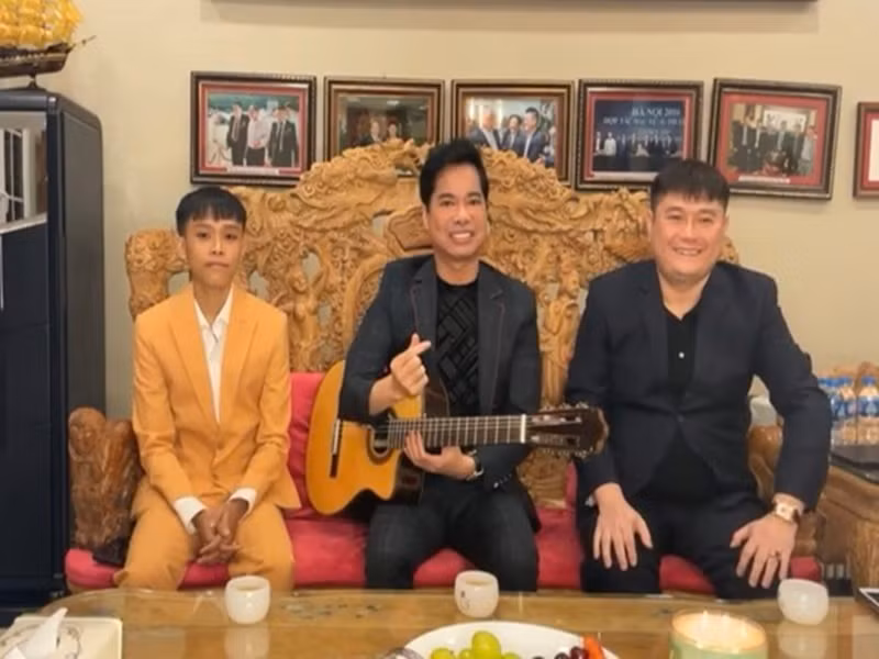 Tối ngày 29/12, trên trang cá nhân, doanh nhân Nguyễn Đức Thụy (bầu Thụy) livestream cuộc gặp Hồ Văn Cường và Ngọc Sơn tại nhà riêng. Theo Ngọc Sơn chia sẻ, anh và con nuôi Phi Nhung sẽ góp mặt trong một chương trình sắp tới ở Hà Nội. Ảnh: Dân Việt