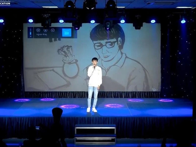 Tháng 11/2021, Hồ Văn Cường lộ diện. Nam ca sĩ biểu diễn trong Ngày hội tri ân Nhà giáo Việt Nam (20/11) tại ngôi trường mà anh theo học. Ảnh: Dân Việt