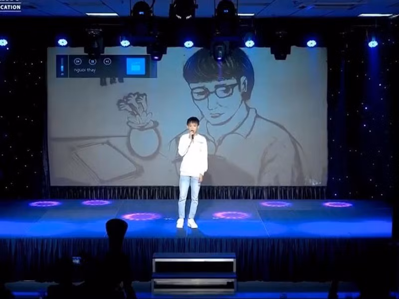 Tháng 11/2021, Hồ Văn Cường lộ diện. Nam ca sĩ biểu diễn trong Ngày hội tri ân Nhà giáo Việt Nam (20/11) tại ngôi trường mà anh theo học. Ảnh: Dân Việt