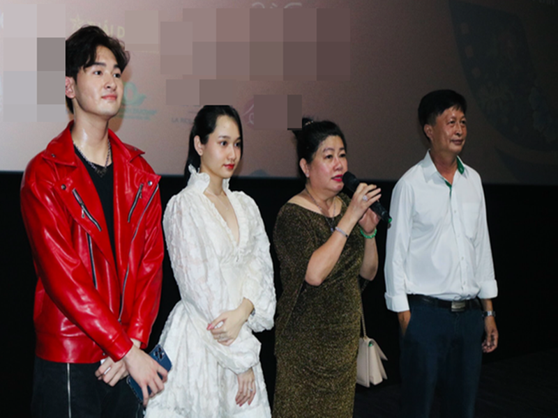 Khi bà Dung Bình Dương yêu cầu gặp mặt trực tiếp, mẹ Trúc Anh lấy lý do bận và cho rằng không cần thiết bởi mọi vấn đề được Trúc Anh viết trong thư. Ngoài ra, mẹ của Trúc Anh đề nghị bà Dung Bình Dương có thể đăng tải bức thư. Tuy nhiên, nhà sản xuất phim sẽ không tiết lộ thư từ vì đây là vấn đề riêng tư. Ảnh: Dân Trí