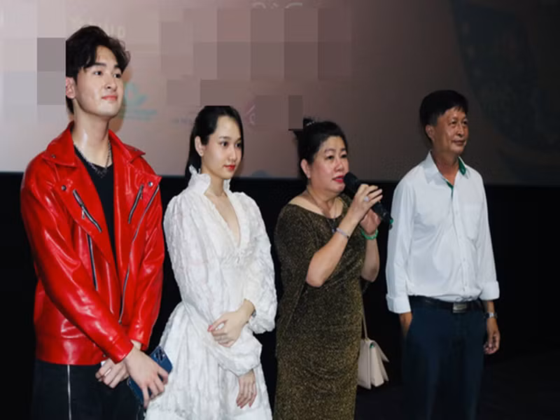 Khi bà Dung Bình Dương yêu cầu gặp mặt trực tiếp, mẹ Trúc Anh lấy lý do bận và cho rằng không cần thiết bởi mọi vấn đề được Trúc Anh viết trong thư. Ngoài ra, mẹ của Trúc Anh đề nghị bà Dung Bình Dương có thể đăng tải bức thư. Tuy nhiên, nhà sản xuất phim sẽ không tiết lộ thư từ vì đây là vấn đề riêng tư. Ảnh: Dân Trí