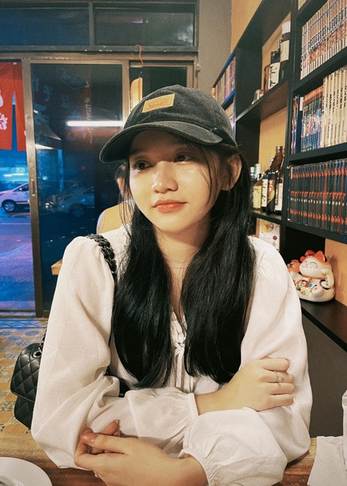 Theo bà Dung Bình Dương, sau khi đóng “Ngốc ơi, tuổi 17”, Trúc Anh ký hợp đồng dịch vụ - biểu diễn trong vòng 5 năm, bắt đầu từ năm 2017 với công ty của bà. Theo nội dung hợp đồng, Trúc Anh muốn ký kết với bất cứ đơn vị nào thì phải được công ty đồng ý. Tuy nhiên, nữ diễn viên đã tự ý tham gia các dự án. Ảnh: FB Trúc Anh