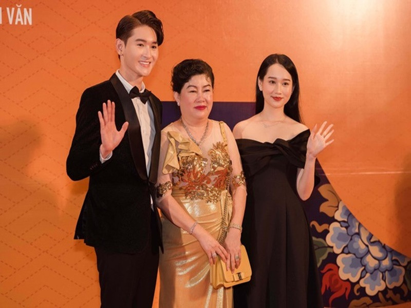 Trả lời Sức khỏe và đời sống, bà Dung Bình Dương cho biết, Trúc Anh và mẹ có đưa hoa tới công ty nhưng đôi bên chưa hề gặp mặt trực tiếp. Nữ diễn viên còn để lại thư xin lỗi cho nhà sản xuất. Ảnh: Dân Việt