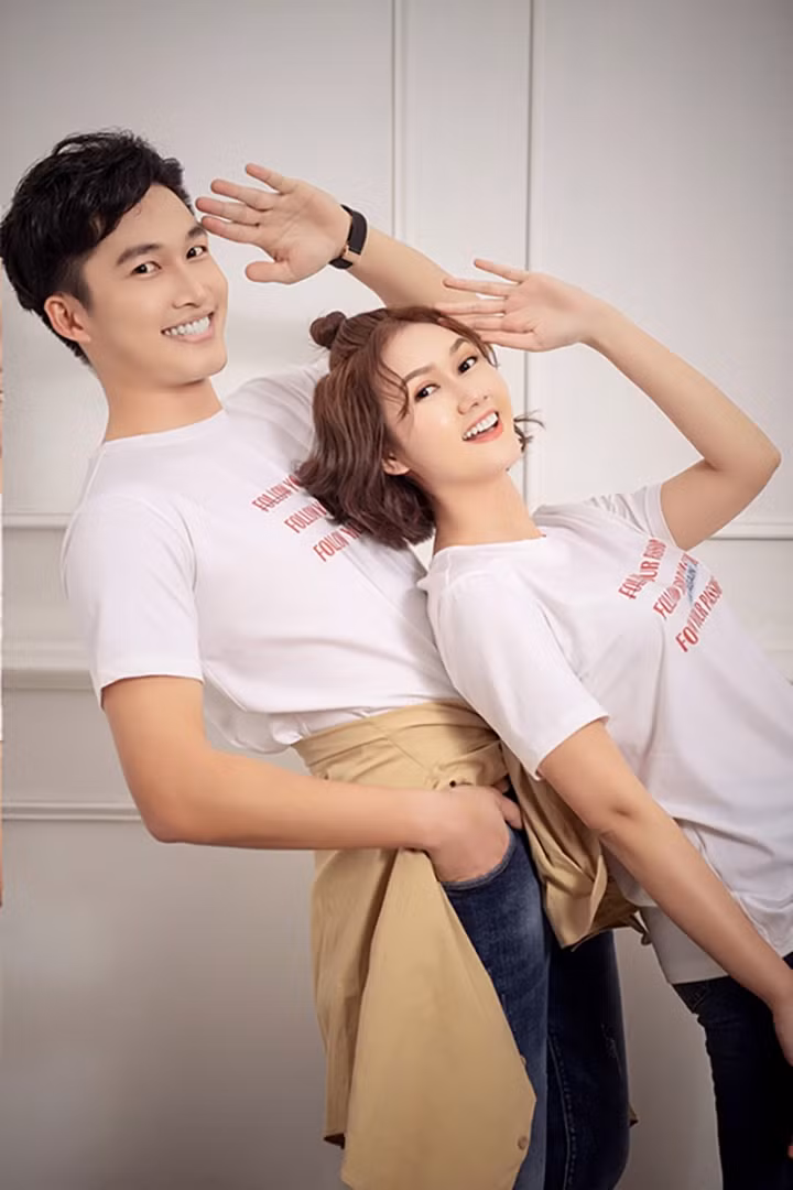 Đình Tú bén duyên với Hương Giang khi cả hai cùng góp mặt trong bộ phim Lặng yên dưới vực sâu. Kể từ đó, cặp đôi liên tục xuất hiện bên nhau trong các sự kiện, các bộ ảnh quảng cáo. Dù Hương Giang hơn Đình Tú 3 tuổi nhưng cặp diễn viên vẫn được nhận xét là cực kỳ đẹp đôi. Đình Tú và Hương Giang đều là những diễn viên nổi bật với khán giả yêu phim Việt. Đình Tú từng tham gia những phim như Ghét thì yêu thôi, Yêu thì ghét thôi, Hướng dương ngược nắng, Cả một đời ân oán... Hương Giang cũng góp mặt trong không ít phim "hot" như Sống chung với mẹ chồng, Cô gái nhà người ta, Mùa hoa tìm lại... Ngoài đóng phim, Hương Giang còn làm MC.