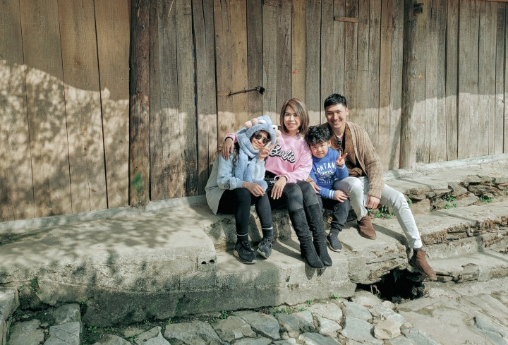 Trong nhiều lần chia sẻ với truyền thông, Mạnh Trường tự nhận mình may mắn khi có được người vợ như Lan Phương. Bà xã của Mạnh Trường đồng hành với anh từ những ngày đầu tiên đến với nghiệp diễn xuất. Sau khi họ tốt nghiệp phổ thông, Lan Phương nhận ra công việc người mẫu khi ấy của Mạnh Trường không khả quan nên đã động viên anh thi vào ĐH Sân khấu Điện ảnh. Sau nhiều năm nỗ lực, Mạnh Trường đã có được chỗ đứng vững chắc khi tham gia loạt phim truyền hình gây sốt như Cả một đời ân oán, Ngược chiều nước mắt, Sinh tử, Tình yêu và tham vọng, Hương vị tình thân...Sau 13 năm bên nhau, "trái ngọt" của Mạnh Trường và Lan Phương chính là bé Chíp (11 tuổi) và bé Bon (6 tuổi). Sau nhiều năm kết hôn, vợ chồng họ vẫn quấn quýt mặn nồng như ngày mới yêu.