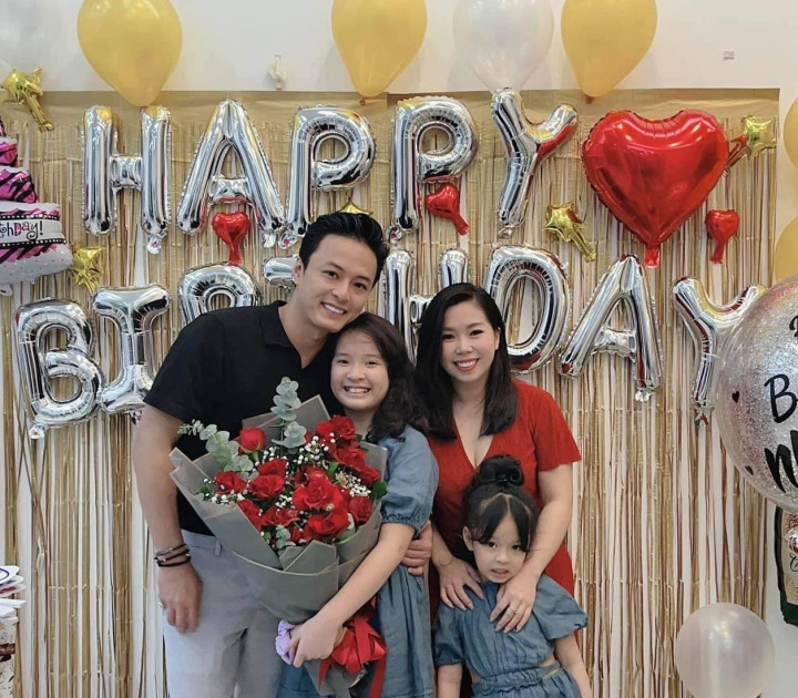 Trước những bình luận khiếm nhã, Hồng Đăng luôn thẳng thắn đáp trả để bảo vệ vợ. Nam diễn viên Hướng dương ngược nắng khẳng định, sự đảm đang, khéo léo của Anh Đào khiến anh luôn yêu thương và trân trọng cô. Trên trang cá nhân, Hồng Đăng cũng thường xuyên chia sẻ hình ảnh hạnh phúc bên vợ và hai con.