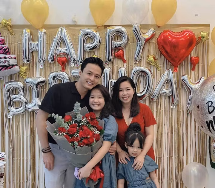 Trước những bình luận khiếm nhã, Hồng Đăng luôn thẳng thắn đáp trả để bảo vệ vợ. Nam diễn viên Hướng dương ngược nắng khẳng định, sự đảm đang, khéo léo của Anh Đào khiến anh luôn yêu thương và trân trọng cô. Trên trang cá nhân, Hồng Đăng cũng thường xuyên chia sẻ hình ảnh hạnh phúc bên vợ và hai con.