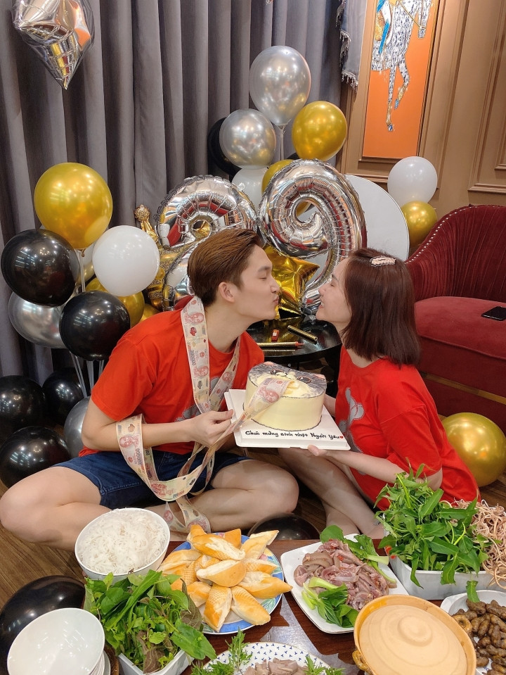 Là bạn gái của "nam thần" màn ảnh nhưng nhan sắc Hương Giang không hề kém cạnh, thậm chí còn trội hơn bạn trai. Cô có gương mặt trái xoan thon gọn với đường nét hoàn hảo và thân hình chuẩn như siêu mẫu, có thể chinh phục bất kỳ kiểu trang phục nào.