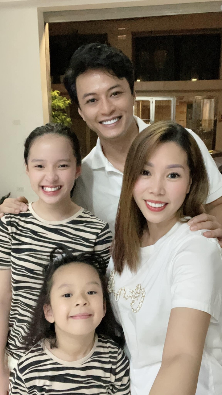 Hồng Đăng là một trong những nam diễn viên điển trai nhất màn ảnh Việt nên Anh Đào có phần thiệt thòi khi một số khán giả so sánh ngoại hình hai vợ chồng. Tuy nhiên, rất nhiều người hâm mộ cũng phải thừa nhận, bà xã Hồng Đăng tuy không lộng lẫy, kiều diễm theo kiểu các ngôi sao giải trí nhưng là người phụ nữ đẹp, gương mặt xinh xấn và thân hình cân đối trẻ trung, đặc biệt là thần thái tự tin tràn đầy năng lượng.