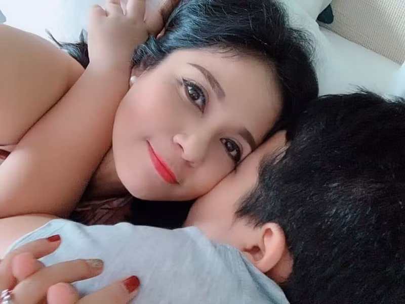 Sau những chuyện buồn tình cảm, Việt Trinh ở ẩn. Những năm gần đây, cô trở lại làng giải trí trong vai trò đạo diễn. Ở tuổi 49, nữ diễn viên phim “Người đẹp Tây Đô” có cuộc sống bình yên bên con trai Thiện Nhân. Ảnh: FB Việt Trinh