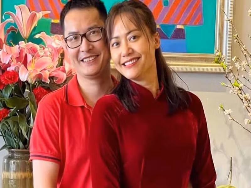 Người bạn đời hiện tại của Hồng Ánh là nhà phê bình Nguyễn Thanh Sơn. Cả hai biết nhau từ những năm 2000. Đến năm 2009, Hồng Ánh quyết định lên xe hoa. Đến nay, vợ chồng nữ diễn viên vẫn chưa có con chung. Ông xã của Hồng Ánh luôn muốn vợ hạnh phúc nên không đặt áp lực có con lên vợ. Ảnh: FB Hồng Ánh