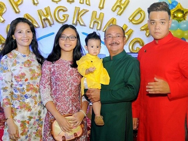 Nghệ sĩ Hoàng Sơn đã lập gia đình. Vợ của anh là Phạm Thị Diệp Thanh. Cô từng học chung khóa diễn viên Trường Nghệ thuật sân khấu 2 với Hoàng Sơn. Cả hai yêu nhau khi còn là sinh viên. Sau nhiều năm chung sống, Hoàng Sơn và Diệp Thanh có 3 người con: 2 trai, 1 gái. Ảnh: Giao thông