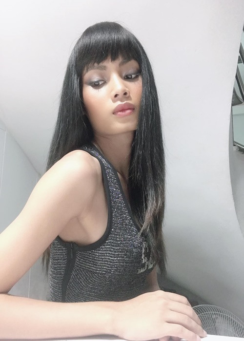 Gia đình của Kim Sang rất khó khăn. Trong cuộc phỏng vấn với Saostar năm 2019, Kim Sang chia sẻ cuộc sống vất vả của bố mẹ: “Ba mẹ Sang làm công từ khi mình 3 tuổi. Năm nay, Sang 22 tuổi rồi mà vẫn chưa có gì bằng người ta. Một hôm, Sang về nhà thì thấy ba mẹ vẫn mặc đồ đi làm ruộng rau và dò vé số. Hy vọng lớn nhất của ba mẹ không đặt lên mình hay bất kỳ ai mà đặt vào những tấm vé số. Ba mẹ lam lũ, đầu bù tóc rối, cầm 2 tờ vé số kêu Sang dò giùm”.