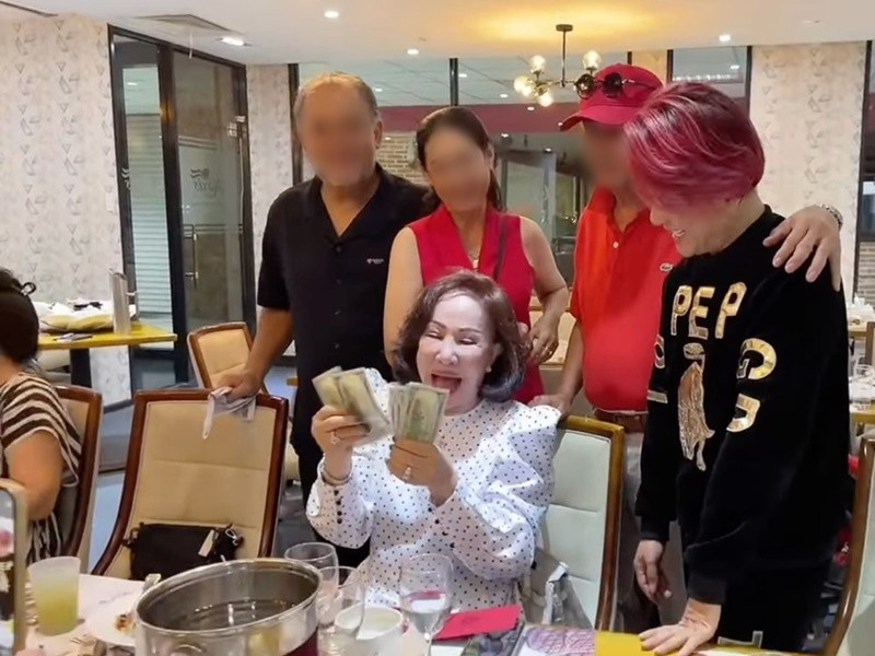 Mới đây, ca sĩ Vũ Hà tặng vợ 1.000 USD cùng một món nữ trang. Ảnh: Yan