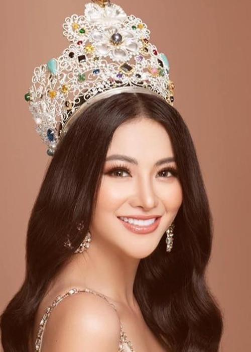 Sau khi đăng quang Hoa hậu Trái đất 2018, Phương Khánh liên tục vướng lùm xùm. Về phần mình, người đẹp sinh năm 1995 bỏ ngoài tai những ý kiến trái chiều để tập trung cho nhiệm kỳ.