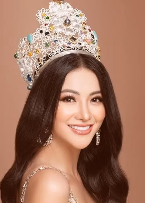 Sau khi đăng quang Hoa hậu Trái đất 2018, Phương Khánh liên tục vướng lùm xùm. Về phần mình, người đẹp sinh năm 1995 bỏ ngoài tai những ý kiến trái chiều để tập trung cho nhiệm kỳ.