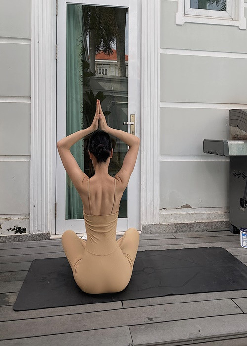 Phương Khánh chia sẻ trên Yan, vòng eo của cô duy trì mức 58 cm. “Khánh ngừng siết eo và thay vào đó là tập yoga để giữ vòng eo săn chắc chứ không cần quá nhỏ nữa”, người đẹp tâm sự.