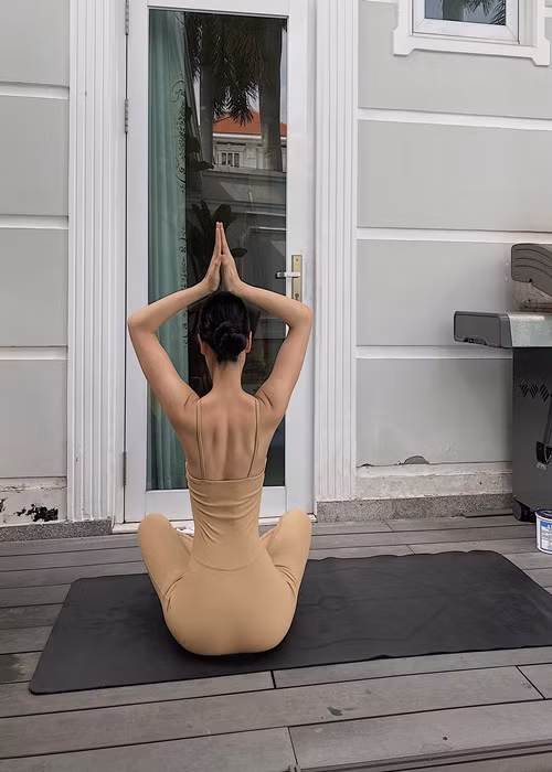 Phương Khánh chia sẻ trên Yan, vòng eo của cô duy trì mức 58 cm. “Khánh ngừng siết eo và thay vào đó là tập yoga để giữ vòng eo săn chắc chứ không cần quá nhỏ nữa”, người đẹp tâm sự.