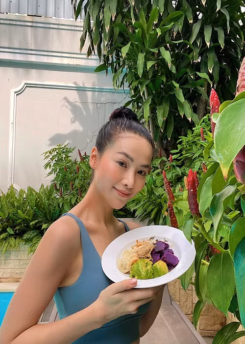 Phương Khánh quan niệm rằng ăn uống điều độ, tập luyện hàng ngày để cải thiện sức khỏe và thêm trân trọng, yêu cơ thể chứ không phải chạy theo xu hướng hay trở thành bản sao của người khác.