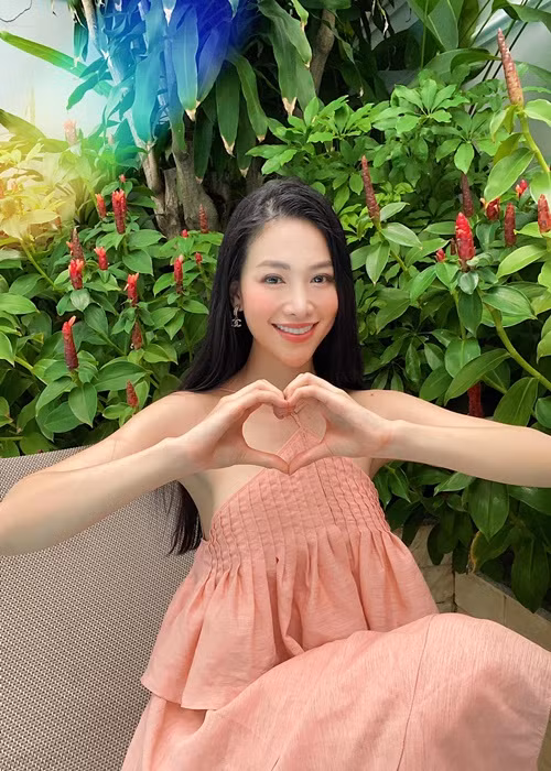 Phương Khánh cho rằng: “Mỗi cây mỗi hoa, mỗi nhà mỗi cảnh. Mỗi gia đình đều có một câu chuyện riêng, mỗi cặp đôi là một tình cảm riêng, có những lúc vui vẻ, hạnh phúc và đôi khi có những căng thẳng, khó khăn đây là những điều riêng tư nhất của mỗi người và chúng ta cần giữ cho riêng mình. Khi có mâu thuẫn nhỏ cũng có thể dễ dàng giải quyết hơn là nhiều người cùng biết”.