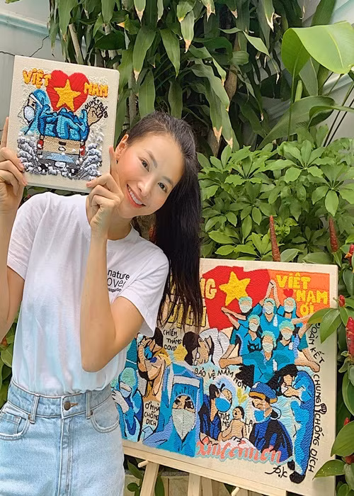 Trong cuộc phỏng vấn với Dân Việt hồi tháng 8/2021, Phương Khánh cho biết, từ khi dịch bệnh, cô dành nhiều thời gian tự học thêm kỹ năng thêu nổi dựa trên nền tảng thêu truyền thống được học lúc nhỏ. Đến nay, Khánh tự làm ra những tác phẩm riêng cho mình. Người đẹp dự định phát triển thương hiệu thủ công cá nhân.