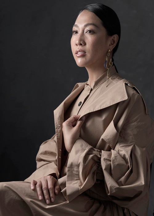 Nữ ca sĩ trải lòng: “Đêm qua thức đọc comment vui quá. Người chờ đón cũng có, người lo lắng cũng có. Thảo đã trở lại vạch xuất phát. Như khi bạn bơi hết một vòng hồ bơi rồi quay lại vạch xuất phát và lặp lại một vòng hồ bơi khác, một trải nghiệm khác. Chắc đa số thời gian là “đứng nước” và thả nổi nên vòng lặp lại lâu bất thường. Bài hát lần này là hát làm nền cho “Đen”. Thảo có nói với Đen vậy, mặc dù cậu đó cứ chối đây đẩy. Phần rap của Đen xuất sắc. Làm nền mà làm bài hát nó hay hẳn nghen. Đó là cái hay của điểm xuất phát. Nó không cần cân nặng thiệt hơn, không áp lực phải nặng ký, đơn giản là “làm” và để phần cảm nhận bài cho người nghe, nghe tổng thể rồi chill nghen”. Ảnh: Dân Việt