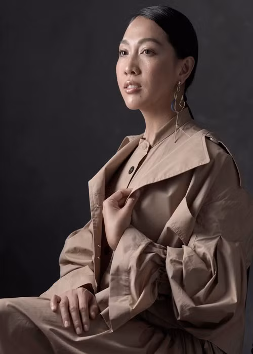 Nữ ca sĩ trải lòng: “Đêm qua thức đọc comment vui quá. Người chờ đón cũng có, người lo lắng cũng có. Thảo đã trở lại vạch xuất phát. Như khi bạn bơi hết một vòng hồ bơi rồi quay lại vạch xuất phát và lặp lại một vòng hồ bơi khác, một trải nghiệm khác. Chắc đa số thời gian là “đứng nước” và thả nổi nên vòng lặp lại lâu bất thường. Bài hát lần này là hát làm nền cho “Đen”. Thảo có nói với Đen vậy, mặc dù cậu đó cứ chối đây đẩy. Phần rap của Đen xuất sắc. Làm nền mà làm bài hát nó hay hẳn nghen. Đó là cái hay của điểm xuất phát. Nó không cần cân nặng thiệt hơn, không áp lực phải nặng ký, đơn giản là “làm” và để phần cảm nhận bài cho người nghe, nghe tổng thể rồi chill nghen”. Ảnh: Dân Việt