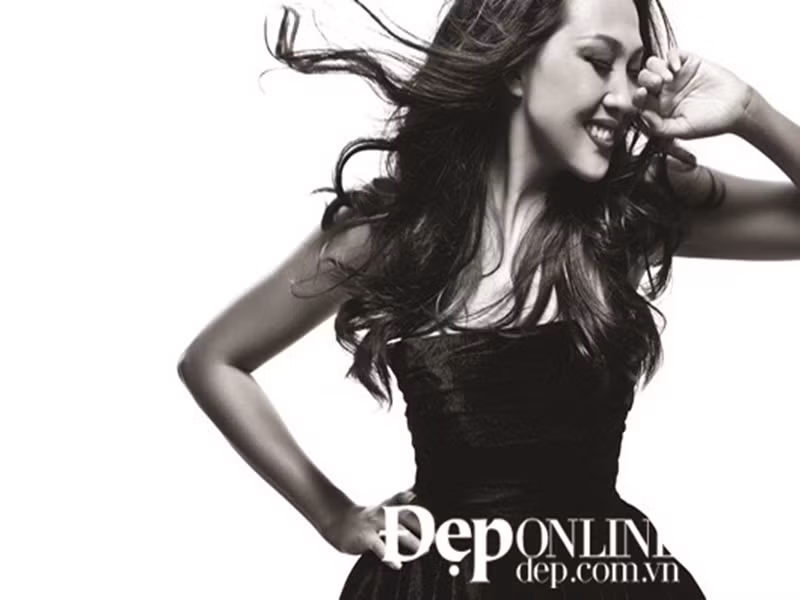 Sau “Suối và cỏ”, Nguyên Thảo rất ít ra sản phẩm âm nhạc và thi thoảng lắm xuất hiện trong một vài đêm nhạc. Nữ ca sĩ cũng hiếm khi lộ diện trước truyền thông. Vì vậy, Nguyên Thảo được xem là "ca sĩ bí ẩn nhất làng nhạc Việt". Ảnh: Đẹp