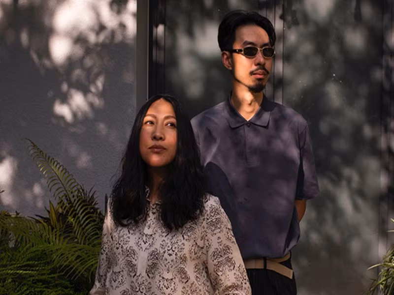 Mới đây, rapper Đen Vâu ra mắt MV “Mang tiền về cho mẹ”. Sản phẩm âm nhạc có sự góp giọng của ca sĩ Nguyên Thảo. Đen Vâu chia sẻ, anh thuyết phục rất lâu thì Nguyên Thảo mới nhận lời hát vì cô đã tạm ngừng hoạt động âm nhạc quá lâu và chưa sẵn sàng quay trở lại phòng thu. Ảnh: Vietnamnet