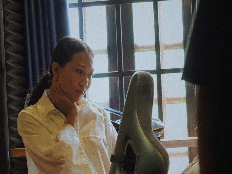 Đen Vâu cho biết thêm: "Ngày đầu đi thu âm, không có chị Thảo tham gia cùng. Tôi còn phải năn nỉ chị ơi, cho em xin chị 2 tiếng thôi. Nhưng sau buổi đi thu âm thử, chị Thảo thích quá và còn gọi cho phòng thu nói mai sẽ đi thu lại để hát hay hơn. Qua cách nói chuyện, tôi cảm nhận được chị ấy rất thích hát, nên tôi hy vọng dự án của mình cũng trở thành niềm động lực nhỏ để chị tìm lại niềm yêu thích âm nhạc". Ảnh: PLO