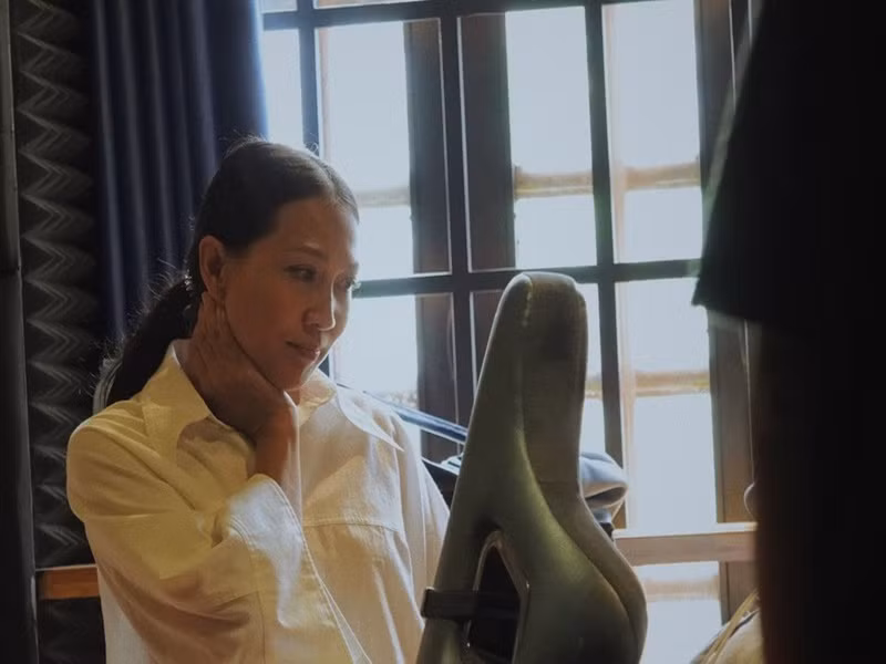 Đen Vâu cho biết thêm: "Ngày đầu đi thu âm, không có chị Thảo tham gia cùng. Tôi còn phải năn nỉ chị ơi, cho em xin chị 2 tiếng thôi. Nhưng sau buổi đi thu âm thử, chị Thảo thích quá và còn gọi cho phòng thu nói mai sẽ đi thu lại để hát hay hơn. Qua cách nói chuyện, tôi cảm nhận được chị ấy rất thích hát, nên tôi hy vọng dự án của mình cũng trở thành niềm động lực nhỏ để chị tìm lại niềm yêu thích âm nhạc". Ảnh: PLO