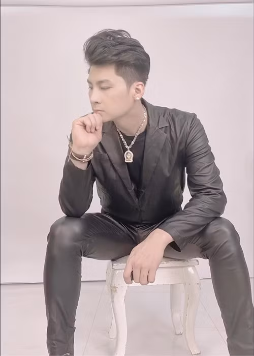 Trước đó, chồng cũ của Lâm Khánh Chi viết trên trang cá nhân: “Màu đen là sự huyền bí hay nó là sự tăm tối. Mà thôi quan tâm ý nghĩa làm gì? Miễn mình thích là được đúng không? Hãy vì bản thân hơn là vì cái khác. Tất cả bây giờ là bắt đầu và mở”. Ảnh: FB Phi Hùng