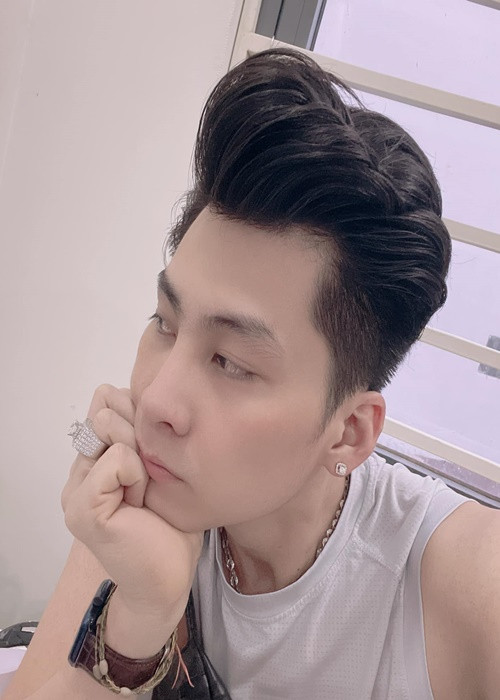 Sau tuyên bố chia tay Lâm Khánh Chi, Phi Hùng liên tục cập nhật trang cá nhân. Mới đây, Phi Hùng đăng tải status đầy tâm trạng: “Đi. Và đi đâu? Sẽ về đâu? Thôi thì đi đến khi nào đến đích. Noel đầu tiên đi 1 mình trong vô thức, âu cũng là định mệnh”. Ảnh: FB Phi Hùng