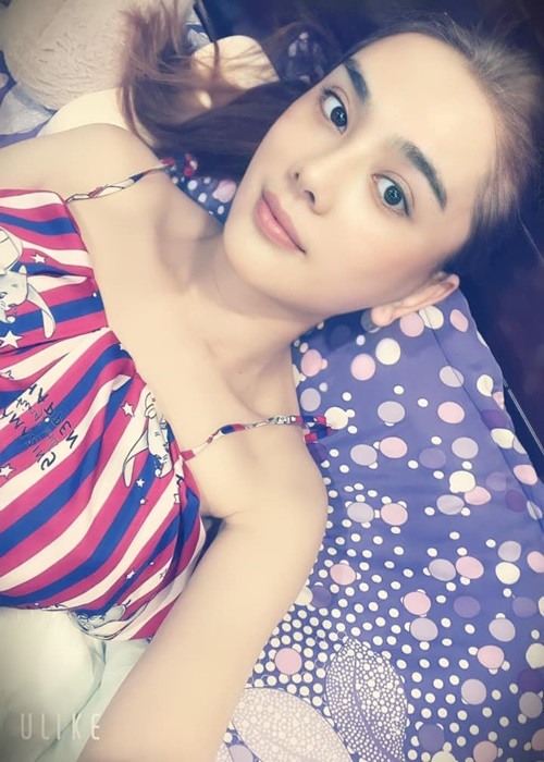 Trong một livestream, nữ ca sĩ chuyển giới xác nhận làm mẹ đơn thân. Ảnh: FB Lâm Khánh Chi