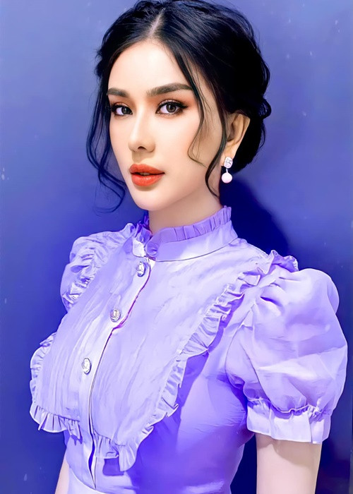 “Anh Phi Hùng đang ở nhà của anh nhé mọi người. Mình vào Facebook anh ấy rồi hỏi anh đang ở đâu vậy? Chị không có giữ anh Hùng, giờ chị là mẹ đơn thân, tự giữ chị”, Lâm Khánh Chi cho hay. Ảnh: FB Lâm Khánh Chi