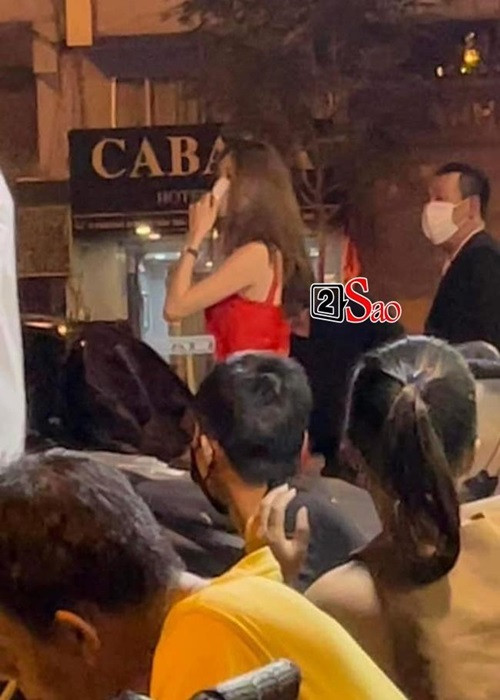 Mới đây, ông chủ phòng trà Đức Huy - chồng cũ Lệ Quyên gây chú ý khi xuất hiện bên một cô gái vào tối ngày 24/12. Trong clip được lan truyền, doanh nhân Đức Huy và cô gái bước ra từ một tụ điểm, có những cử chỉ khá thân thiết. Nhiều cư dân mạng đặt nghi vấn cô gái trong clip là bạn gái mới của chồng cũ Lệ Quyên. Ảnh: Vietnamnet