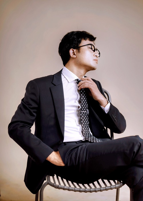 Nam diễn viên chia sẻ về ngoại hình: "Tôi thích nét đàn ông chứ không phải là một người chải chuốt. Đi các sự kiện thì tôi sẽ chau chuốt hơn về ngoại hình. Còn tính tôi vốn “phủi", không thích đồ khuôn khổ quá. Tôi rất thích đồ âu, vest nhưng tôi mặc theo kiểu của mình, áo vest dài hơi rộng, quần ống rộng".