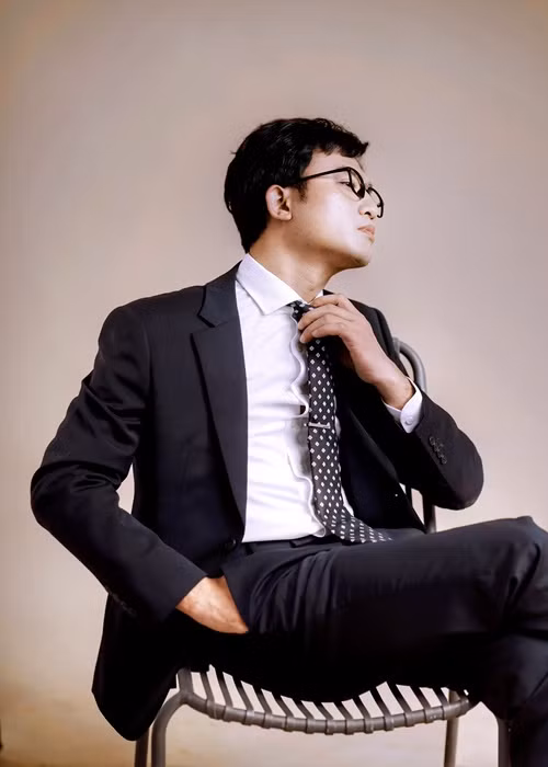 Nam diễn viên chia sẻ về ngoại hình: "Tôi thích nét đàn ông chứ không phải là một người chải chuốt. Đi các sự kiện thì tôi sẽ chau chuốt hơn về ngoại hình. Còn tính tôi vốn “phủi", không thích đồ khuôn khổ quá. Tôi rất thích đồ âu, vest nhưng tôi mặc theo kiểu của mình, áo vest dài hơi rộng, quần ống rộng".