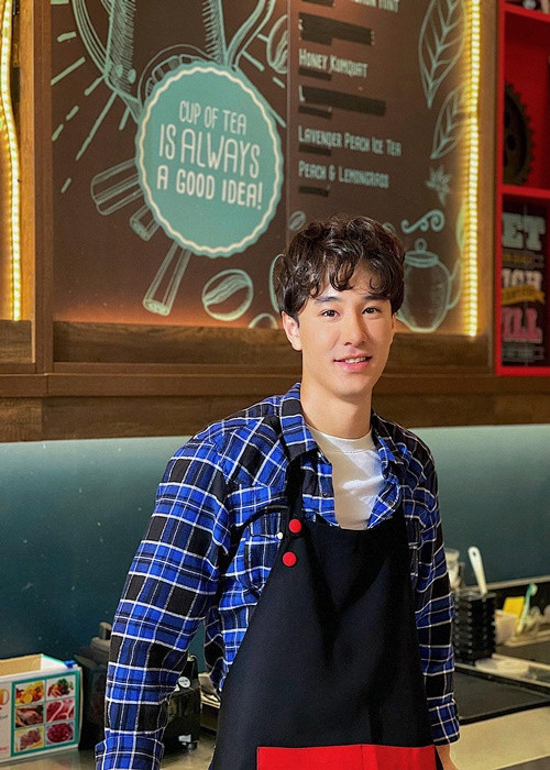 Quang Trọng đóng cậu nhân viên quán cà phê tên Bách trong "Thương ngày nắng về".