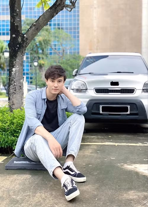 Ngoài đời, nam diễn viên phim "Thương ngày nắng về" khá giản dị.