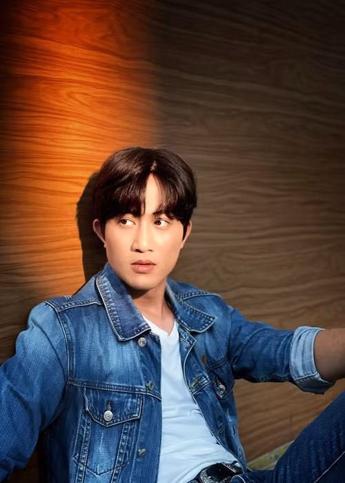 Doãn Quốc Đam sở hữu gương mặt cá tính.