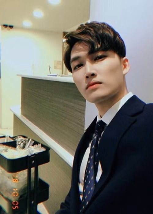 Đóng Duy trong "Thương ngày nắng về", Đình Tú sở hữu gương mặt điển trai, body săn chắc, chiều cao nổi bật.