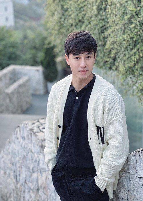 Anh được nhiều khán giả khen ngợi điển trai.