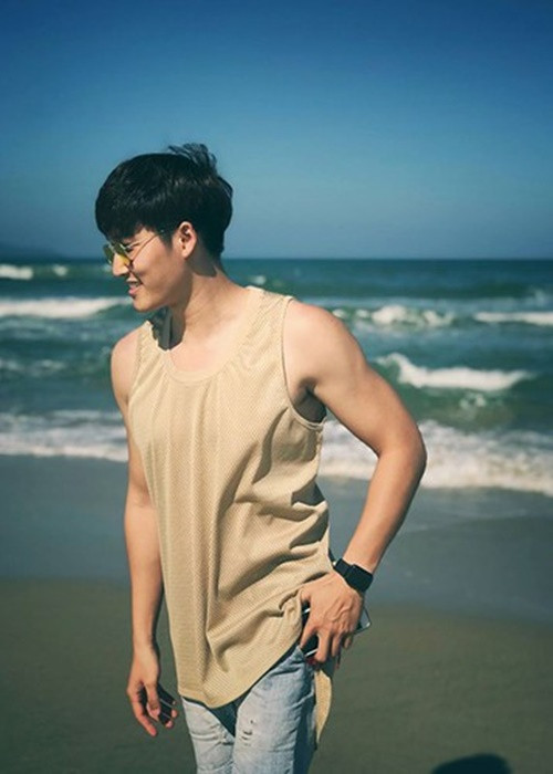 Tài năng và điển trai, ngay từ khi mới ra trường, Đình Tú đã được nhiều đạo diễn tin tưởng giao vai nam chính.