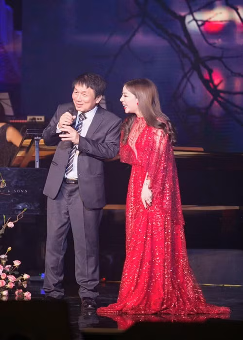 Năm 2018, trong cuộc phỏng vấn với Vietnamnet, Minh Chuyên cho rằng cô may mắn khi có được một mối nhân duyên với nhạc sĩ Phú Quang. “Nhiều người nói Minh Chuyên dựa hơi chú Phú Quang nhưng thực sự tôi đang tựa vào chú để học hỏi tất cả những gì tinh túy nhất”, Minh Chuyên nói. Ảnh: FB Minh Chuyên