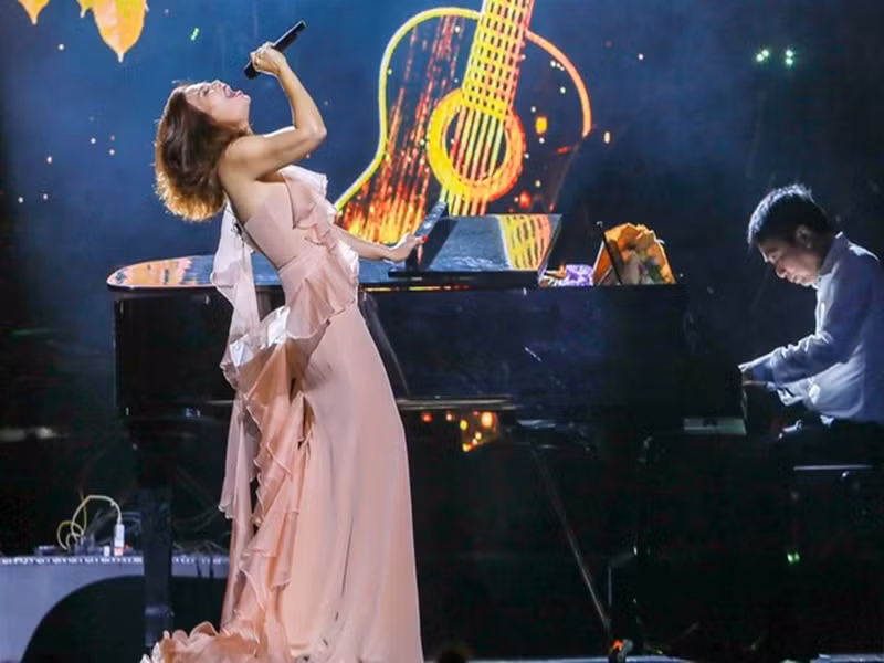 Mỗi lần giao cho Ngọc Anh hát sáng tác của mình, ông gần như không phải băn khoăn về việc cô sẽ xử lý ca khúc ra sao bởi rất tin ở cô, từ cách chọn bài đến cách hát. Ảnh: FB Ngọc Anh