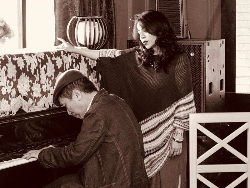 Theo Tiền Phong, khi có người so sánh Minh Chuyên với Ngọc Anh, nhạc sĩ Phú Quang khẳng định "mỗi người một kiểu, khó so sánh" nhưng có khi lại bảo: "Tôi thích Chuyên hơn, đánh giá cao hơn. Ngày xưa Ngọc Anh hát bốn bài được hai, Chuyên một lần hát bốn được cả bốn”. Ảnh: FB Minh Chuyên