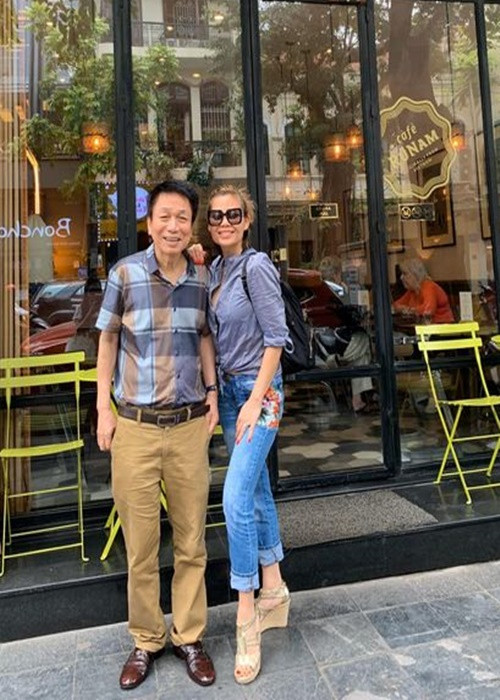 Ngọc Anh chia sẻ, nhạc sĩ Phú Quang không chỉ giống một người thầy mà còn như một người cha thứ 2 của cô. Lần nào về Việt Nam, Ngọc Anh cũng muốn tới thăm nhạc sĩ Phú Quang. Năm 2019, cô trực tiếp xin lỗi nhạc sĩ vì ồn ào cát sê. Ảnh: Gia đình xã hội